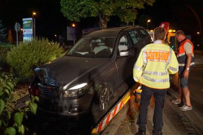 Spektakulaerer Verkehrsunfall, Ampel ueberrollt in Nuertingen-Oberensingen
